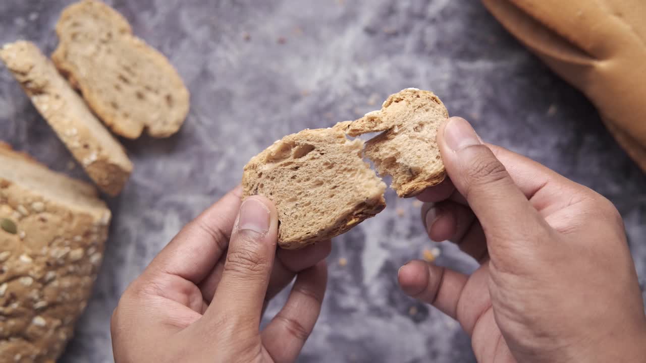 손은 어진 밀  한 조각을 들고 있다