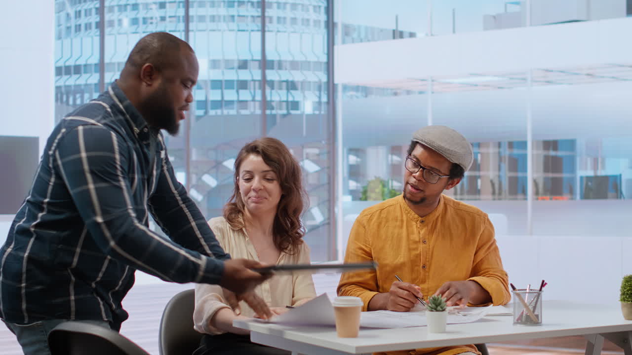 Real estate brokers meeting with client to reach an agreement