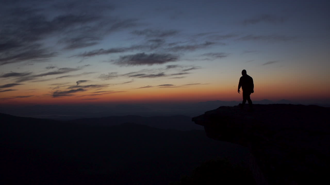 excursionista se acerca a la perilla de mcafee al amanecer