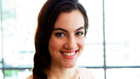 retrato de una mujer ejecutiva sonriente