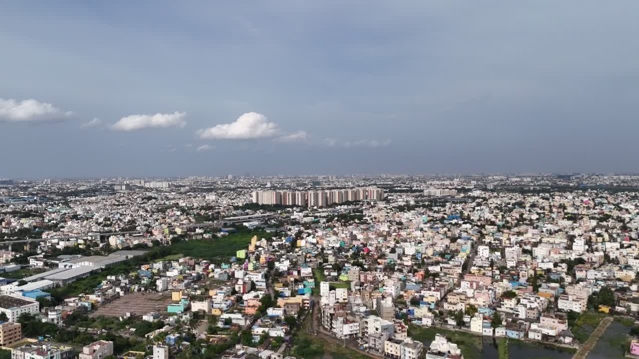 Panoramica di filmati dello skyline di Chennai che mette in risalto i grattacieli residenziali di lusso e un complesso urbano pianificato. Perfetto per i temi di investimento e sviluppo immobiliare indiano