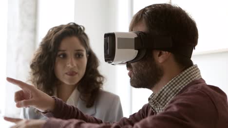 vista lateral de un joven que usa un auricular de realidad virtual