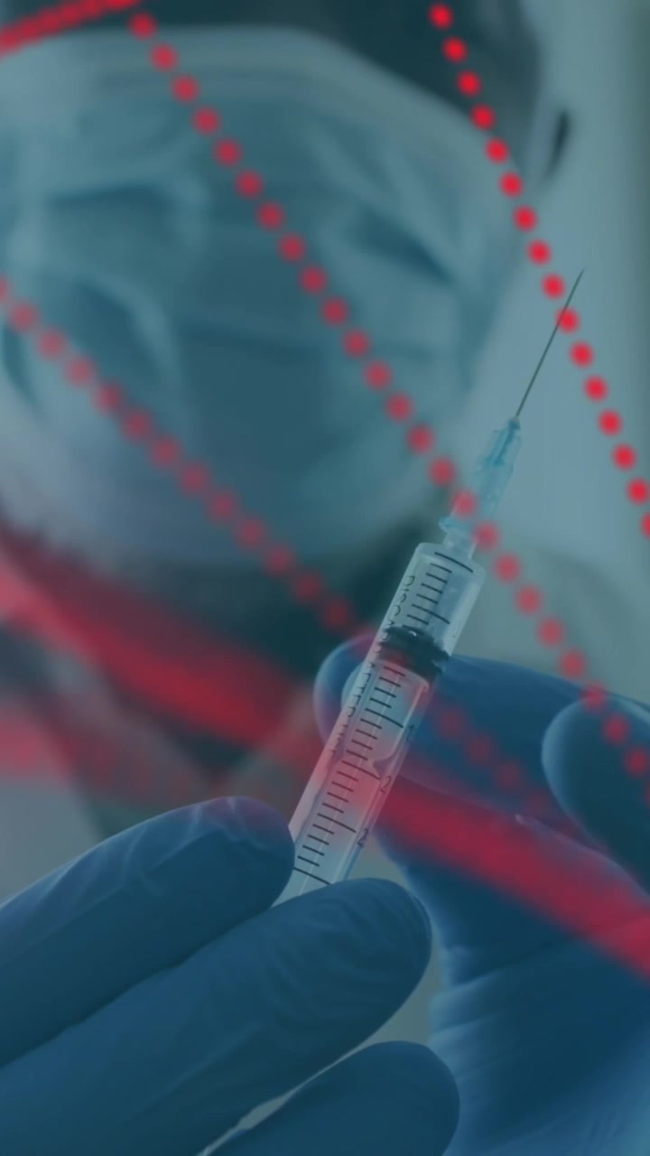 Struttura del DNA che ruota su un medico maschio con mascherina che picchietta una siringa per rimuovere le bolle d'aria