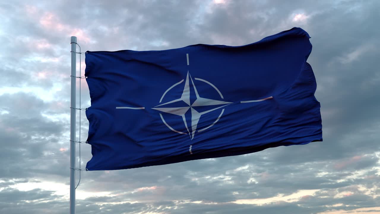 극적인 하늘을 배경으로 바람에 나토의 현실적인 발 4k uhd 60fps 느린 동작