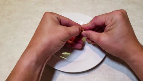 pelar y comer pistachos