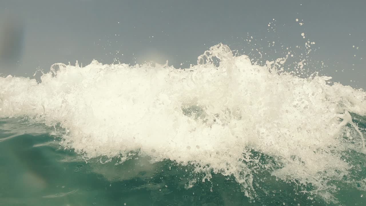 바다의 물결: 여자가 바다에서 부풀어올릴 수 있는 반지 위에서 헤엄친다.