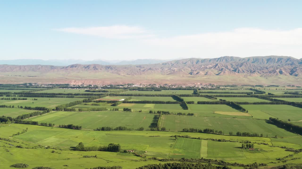 구름이 많은 날에는 산과 초원입니다.