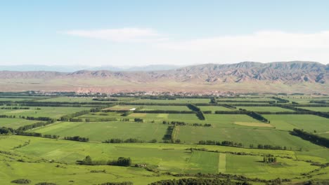 montañas y pastizales en un día nublado.