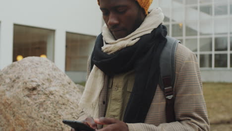 Turista-Afroamericano-Usando-Un-Teléfono-Inteligente-Al-Aire-Libre