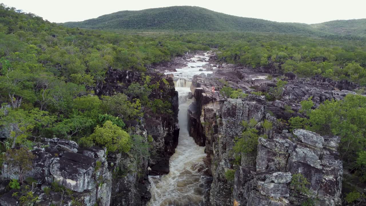 hermosa cascada en chapada dos veadeiros - brasil