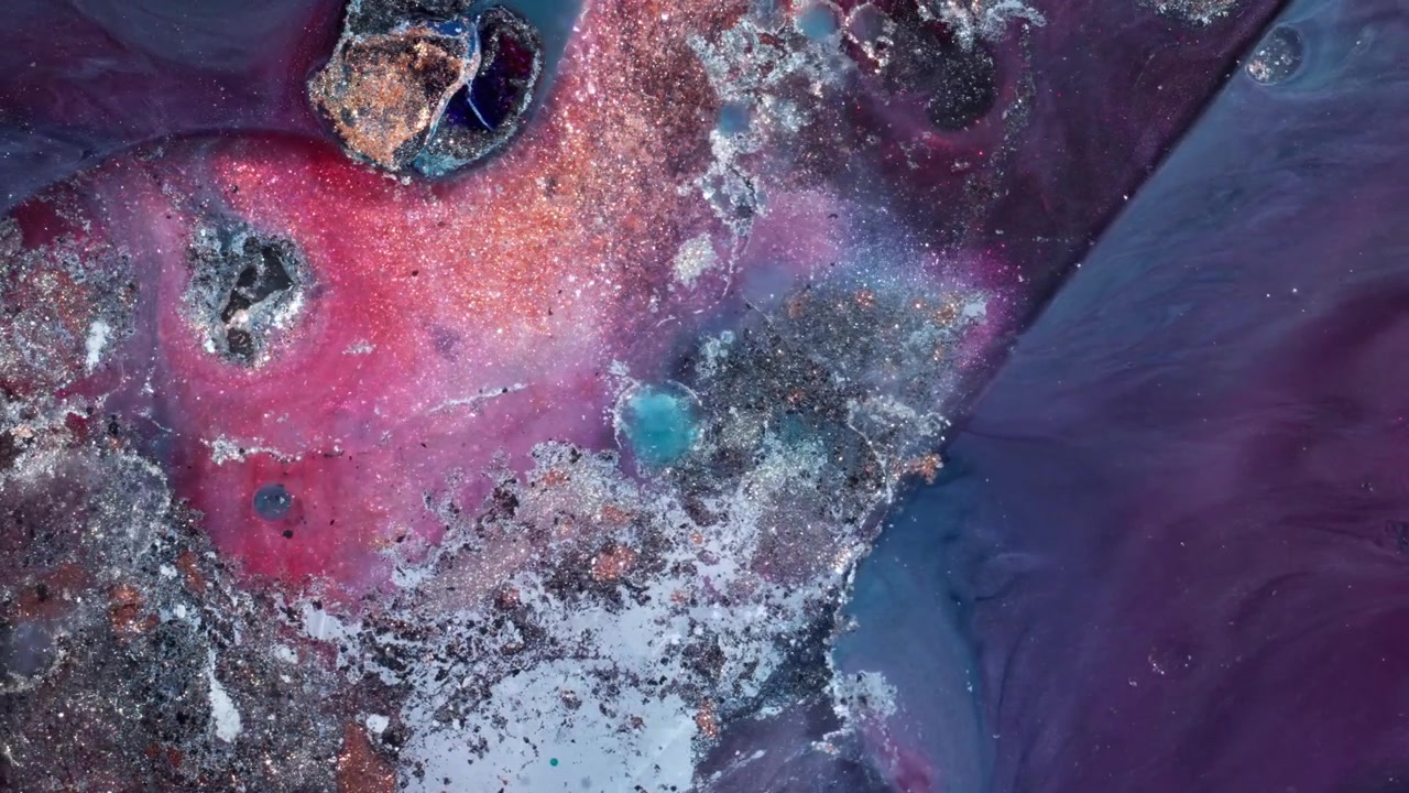 Macro eterea dall'alto di inchiostri ad alcool viola e verde acqua che si fondono in un morbido motivo a galassia, evocando un'atmosfera onirica e calma