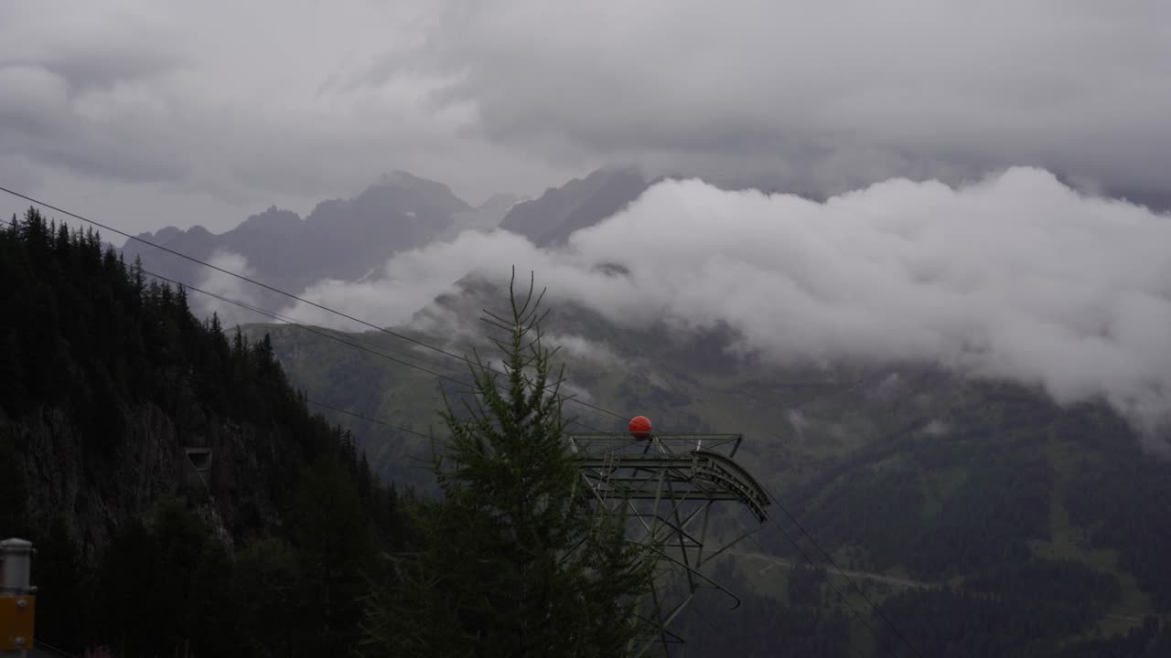 zoom en el disparo de nubes sobre los alpes en un día lluvioso