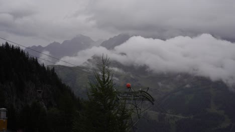 Toma-Ampliada-De-Nubes-Sobre-Los-Alpes-En-Un-Día-Lluvioso