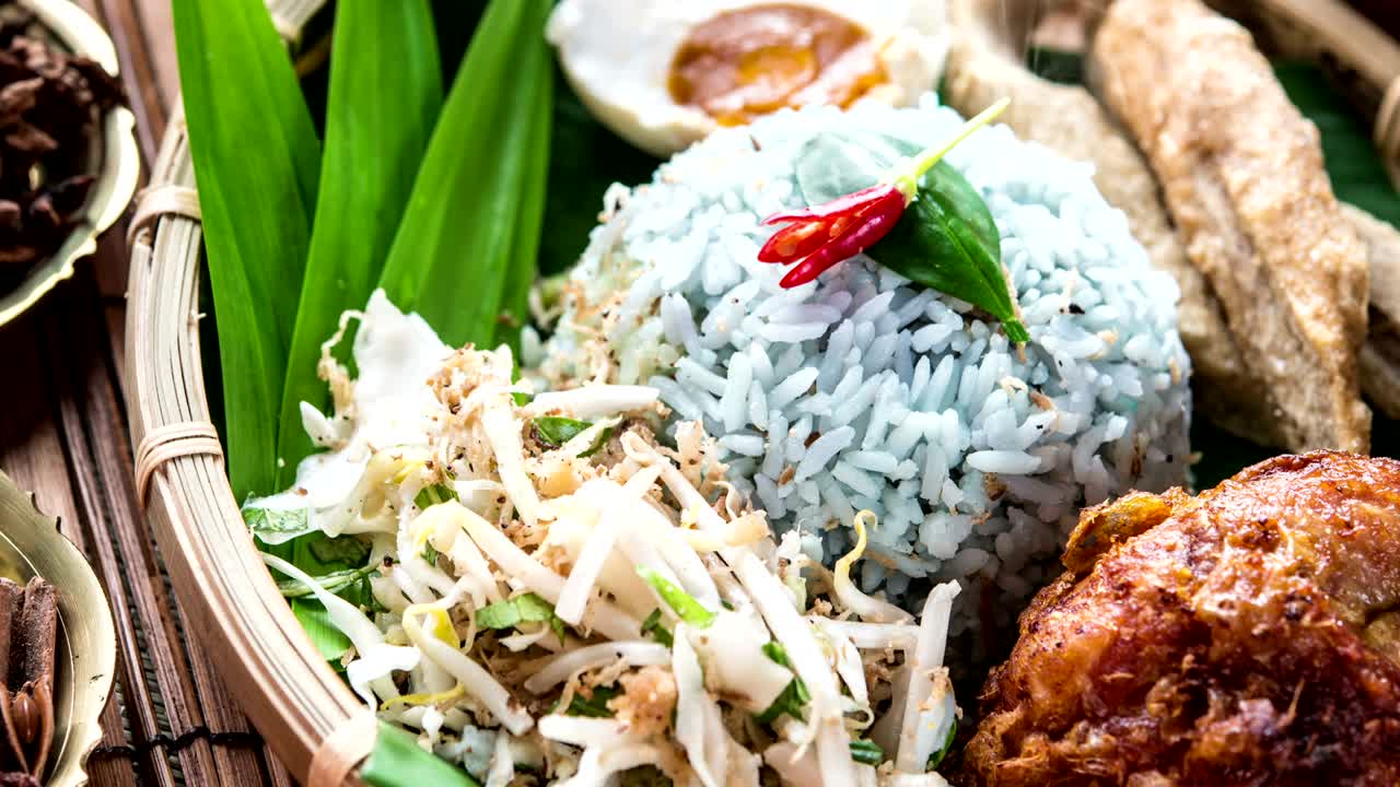 나시 케라부 (nasi kerabu) 또는 나시 울람 (nasi ulam)