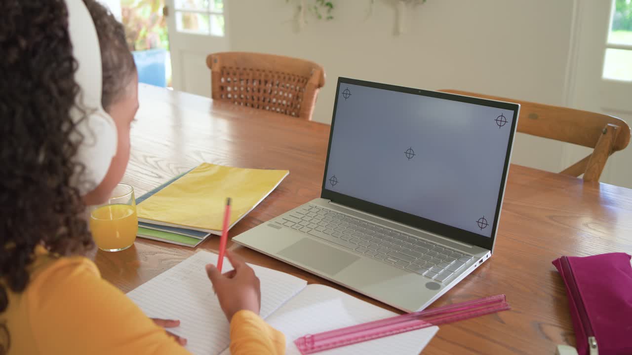 Efter at have trykket på den bærbare computer med en blyant holder skolepigen ved bordet pause, nipper til juice og genoptager sine lektier.