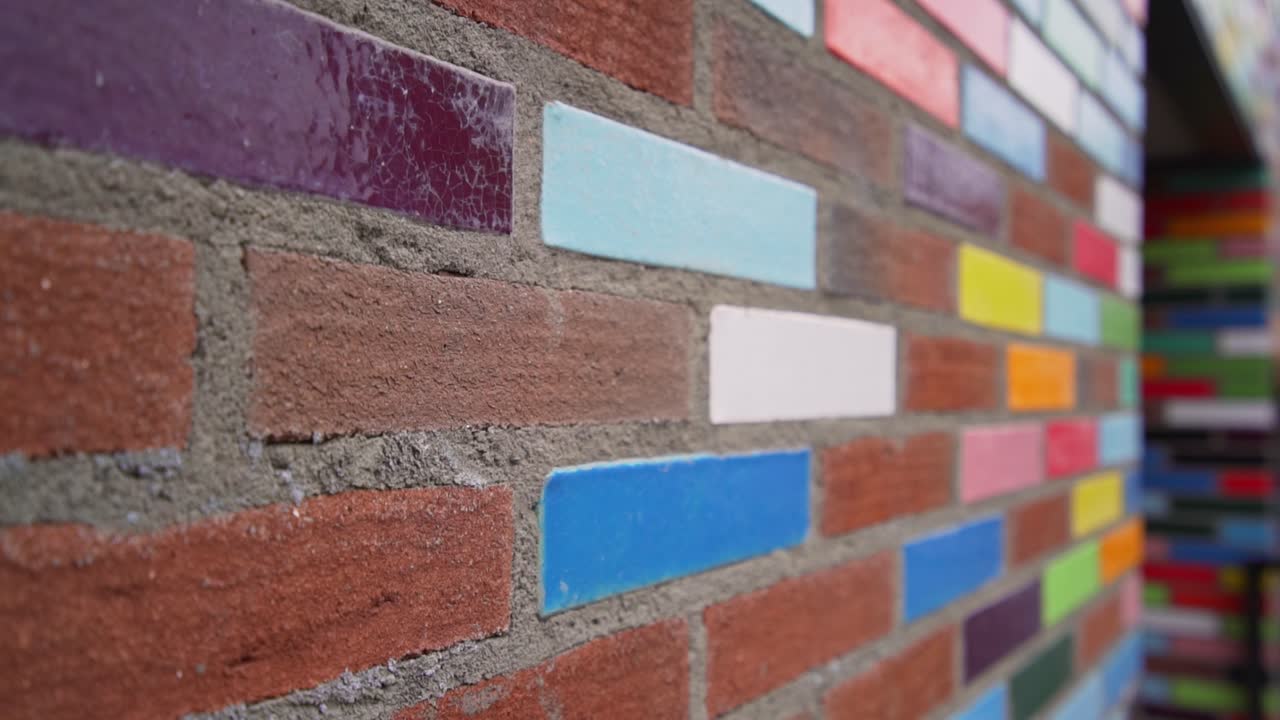 ladrillos de colores brillantes modelan una pared exterior de ladrillo rojo de un edificio
