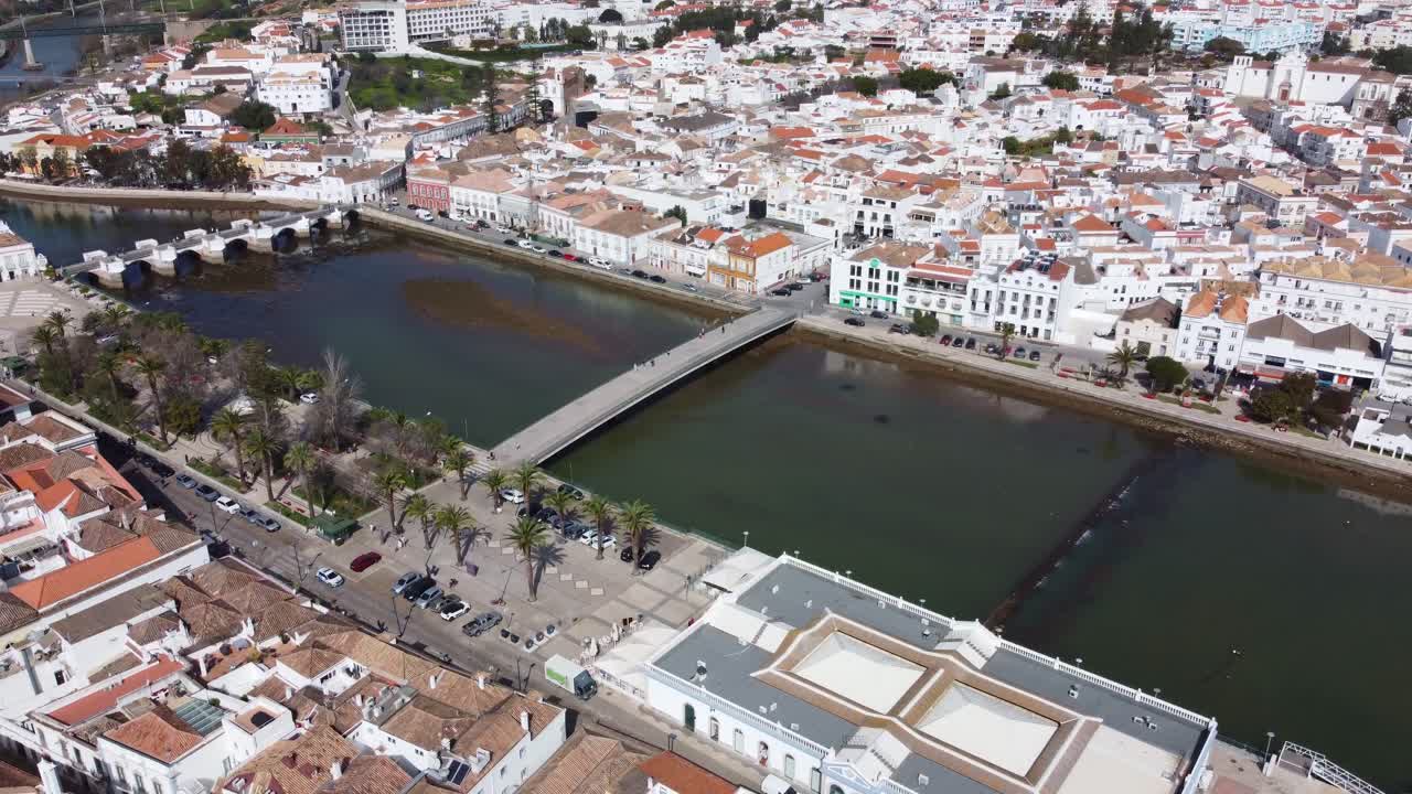 Centro de la ciudad de Tavira, Portugal, un casco antiguo histórico popular entre los turistas, la Joya del Algarve.