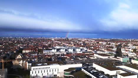 Arco-Iris-En-El-Cielo-Formación-De-Nubes-Grises-Sobre-El-Centro-De-Mitte-Del-Distrito-De-Berlín-De-La-Ciudad