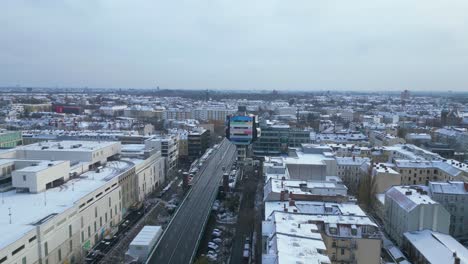 Weihnachten-Berlin-Verschneit-Bewölkt-Winterschnee-Auf-Dächern