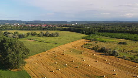 Amplia-Toma-De-Drones-Del-Campo-De-Heno-En-El-Valle-De-Hernad-En-Hungría