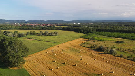 amplia toma de drones del campo de heno en el valle de hernad en hungría