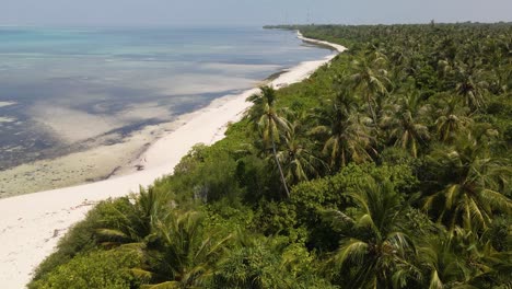 Vuelo-De-Drones-Sobre-La-Isla-Maldiva-En-Un-Lado-Agua-Azul-En-El-Otro-Lado-árboles-Verdes-Y-Ciudad