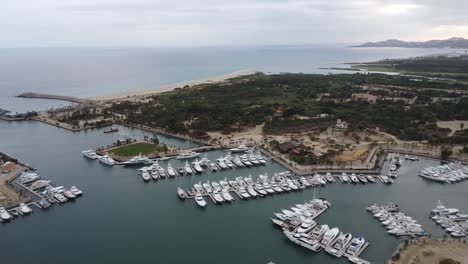 Weitwinkel-Luftaufnahmen-Des-Yachthafens-In-Der-Nähe-Von-San-Jose-Del-Cabo-In-Los-Cabos,-Mexiko,-Mit-Im-Hafen-Angedockten-Booten