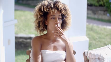 Mujer-Sentada-En-La-Terraza-Y-Fumando.