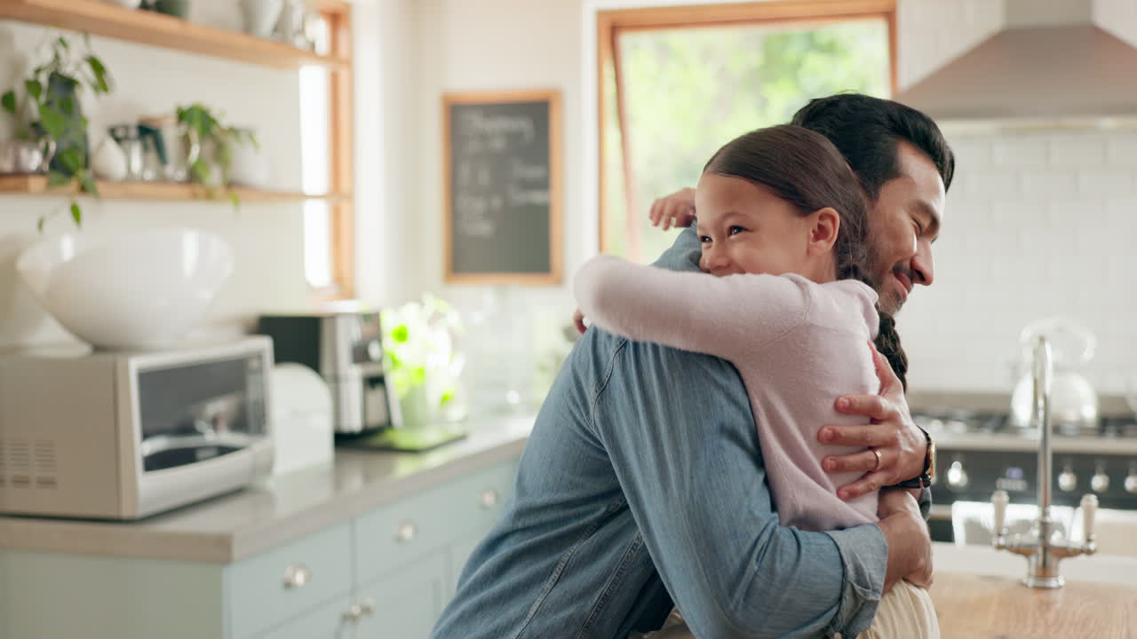 familia, padre e hija abrazados en la cocina
