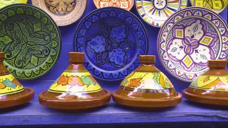 tagines e pratos de cerâmica