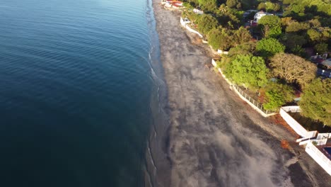 drone playa amanecer con edificios