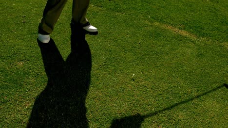 golfista golpeando la pelota de golf con el club en el campo
