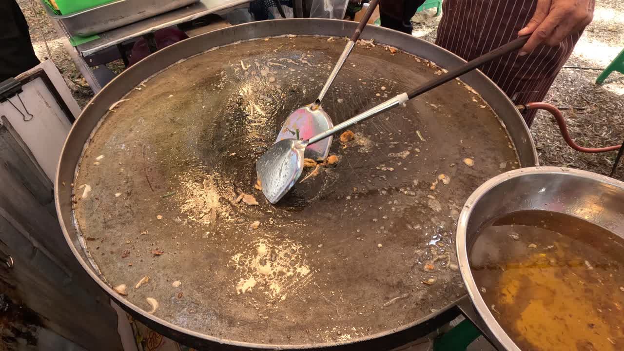 요리 시연은 예상치 못한 불타는 폭발로 이어집니다.