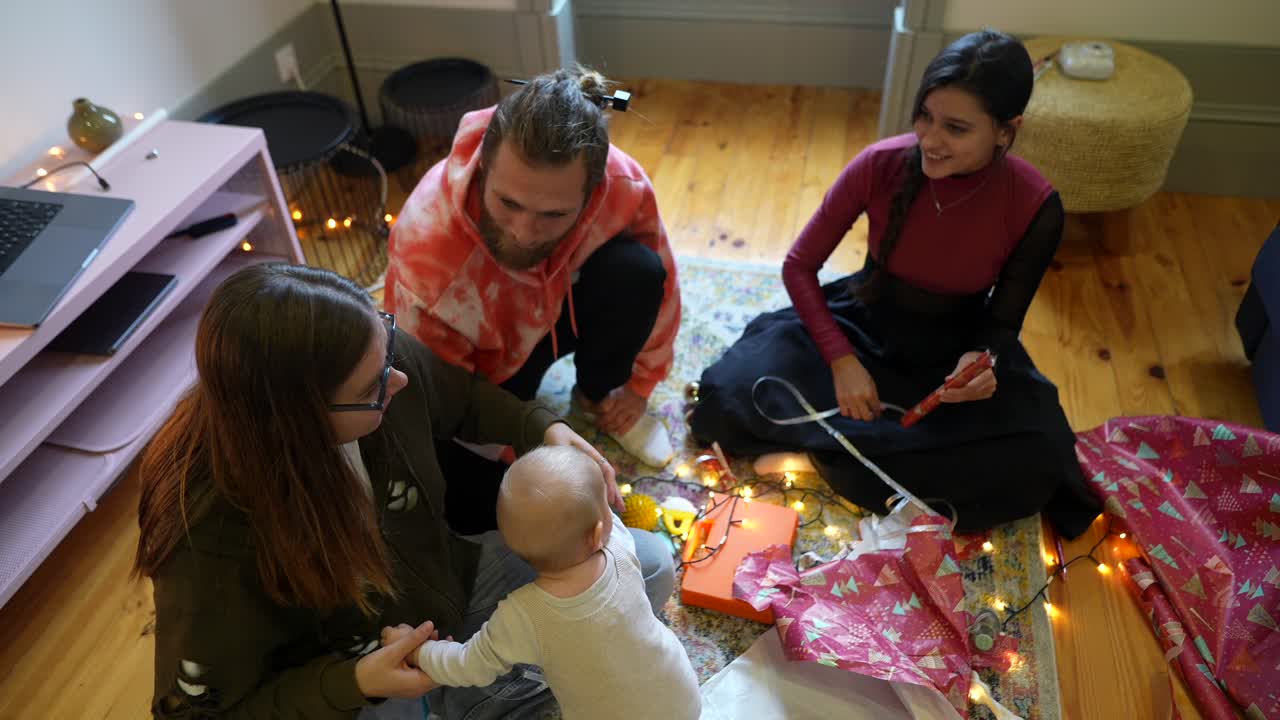familia preparando regalos de navidad