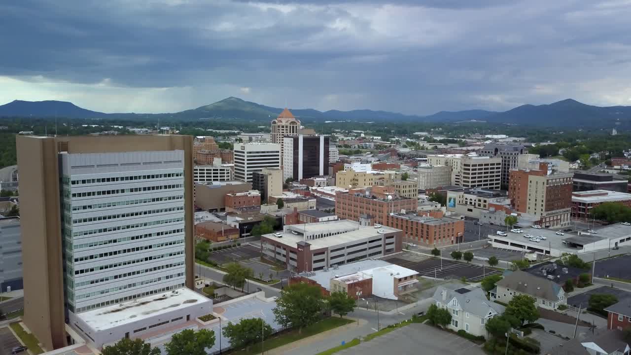 Flyfoto som zoomer inn mot bysilhuetten av Roanoke, Virginia.