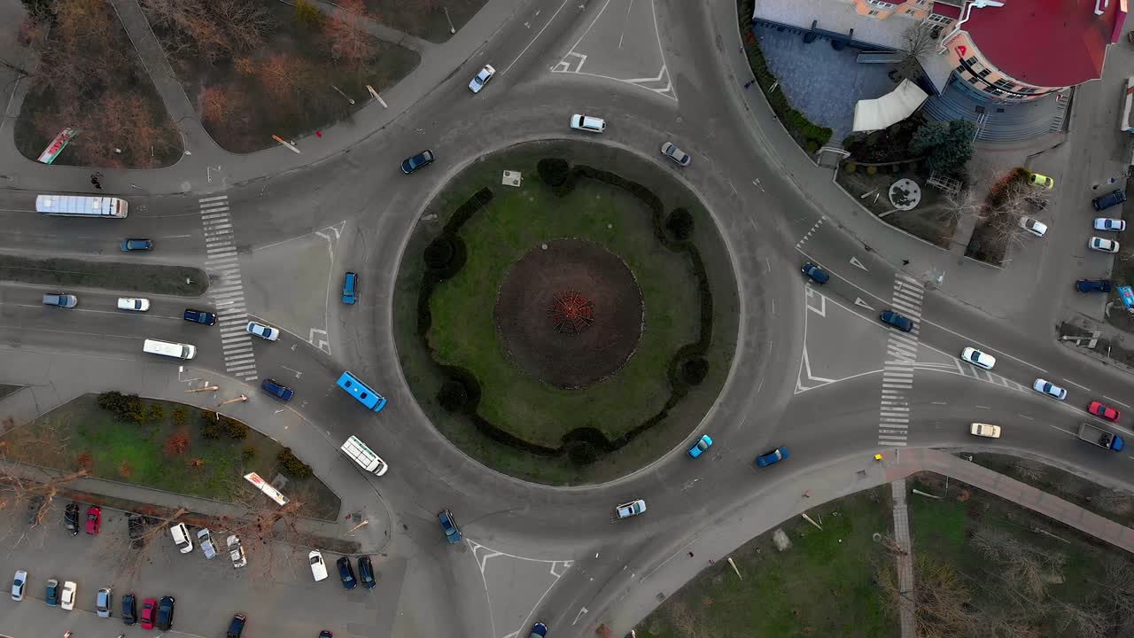 vista aérea de 4k del lapso de tiempo de la carretera de circunvalación con coches circulares.