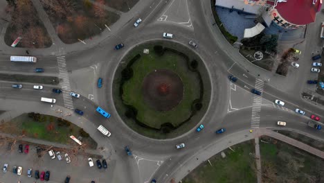 vista aérea de 4k del lapso de tiempo de la carretera de circunvalación con coches circulares.
