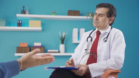 en una sesión, el psicoterapeuta toma notas y escucha mientras el paciente habla de sus problemas.