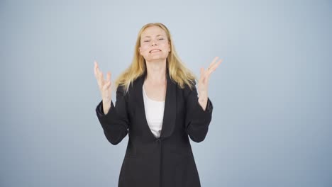 una mujer de negocios que tiene un colapso nervioso.