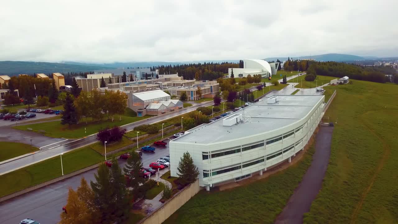 알래스카 대학교 페어뱅크스 캠퍼스의 4k 드론 비디오, ak 여름날