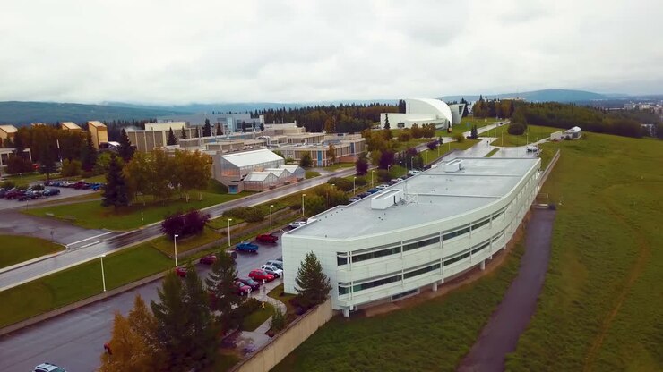 Video drone 4K del Campus dell'Università dell'Alaska Fairbanks, AK, durante una giornata estiva