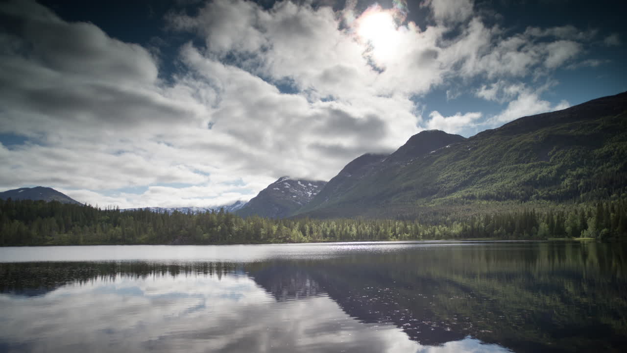reflejo de la nube del lago 00