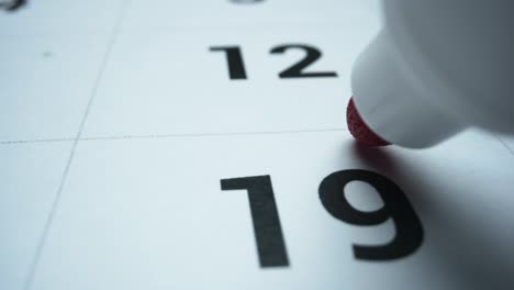 planificador de eventos de calendario. marcador dibujando un círculo alrededor de la fecha del mes en el calendario