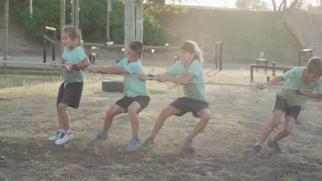 grupo de niños caucásicos entrenando en un campamento de entrenamiento