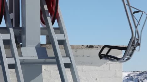 close-up de girar la silla de góndola azul en la estación de teleférico de esquí