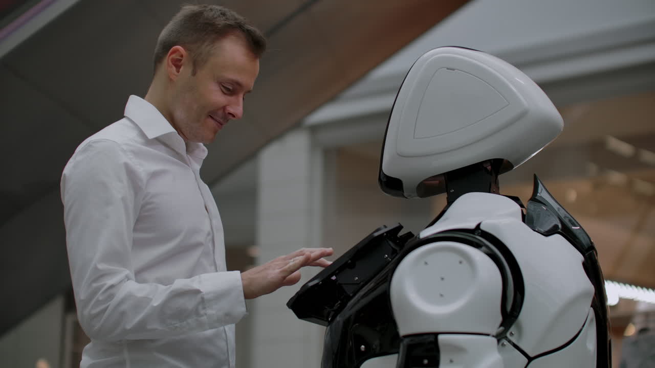 ingeniero electrónico científico de trabajo inventor en construcción de robots. cámara lenta. tecnologías robóticas modernas. concepto de robot futurista. inteligencia artificial robots virtuales y humanos.