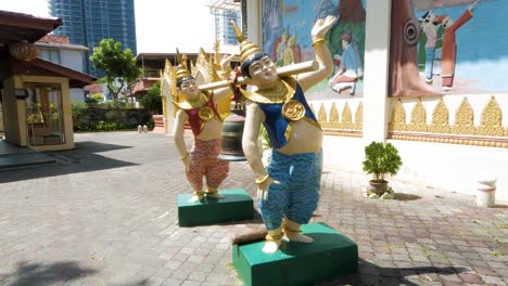 Atemberaubend-Gestaltete-Statuen-Im-Berühmten-Burmesischen-Buddhistischen-Tempel-Penang