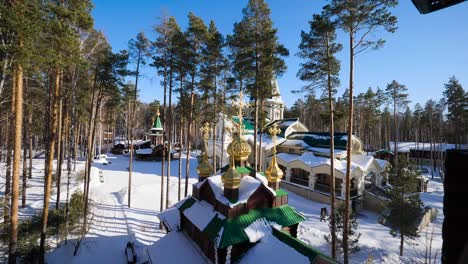 escena de invierno de un monasterio ortodoxo ruso