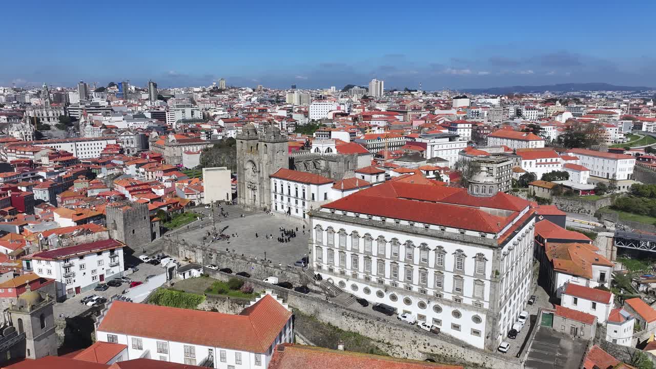 Sé do Porto a Porto, nel distretto di Porto, Portogallo. Chiesa cattolica. Simbolo religioso. Edificio medievale. Cattedrale di Porto in Portogallo. Skyline del Portogallo. Paesaggio di viaggio