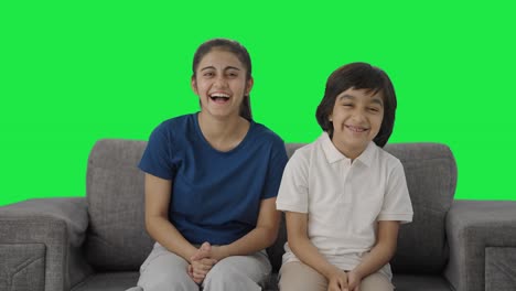 hermano indio feliz riendo a la cámara pantalla verde